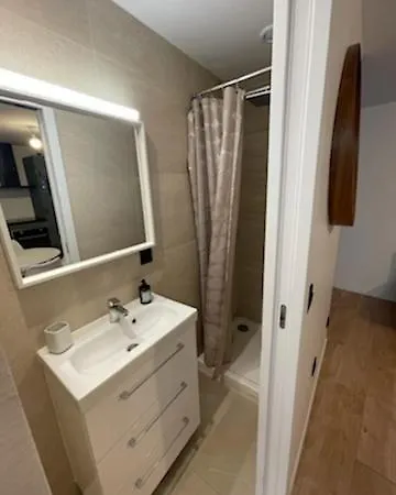 Saint-germain-en-laye: Grand Studio En Centre A 2 Minutes Du Rer